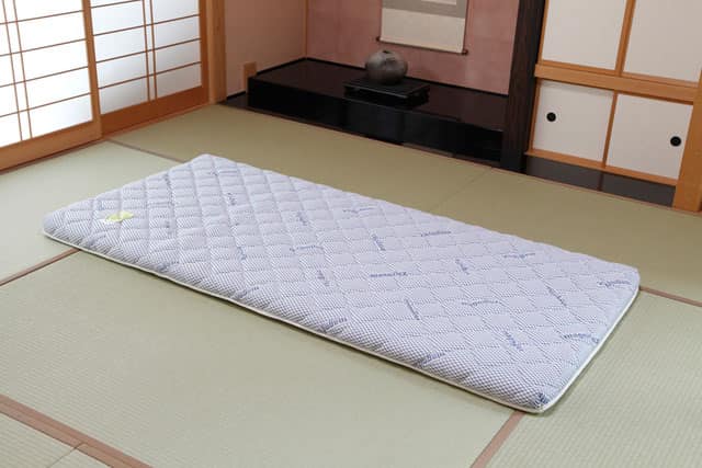 硬いマットレスの上にのせるものは?